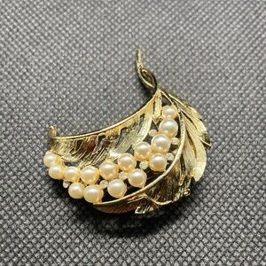 Elegant Gold tone Leaf Rhinestone & Pearl Brooch